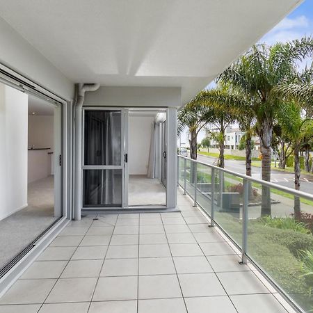 Modern Beach Apartment With Pool & Location Mount Maunganui Exterior photo